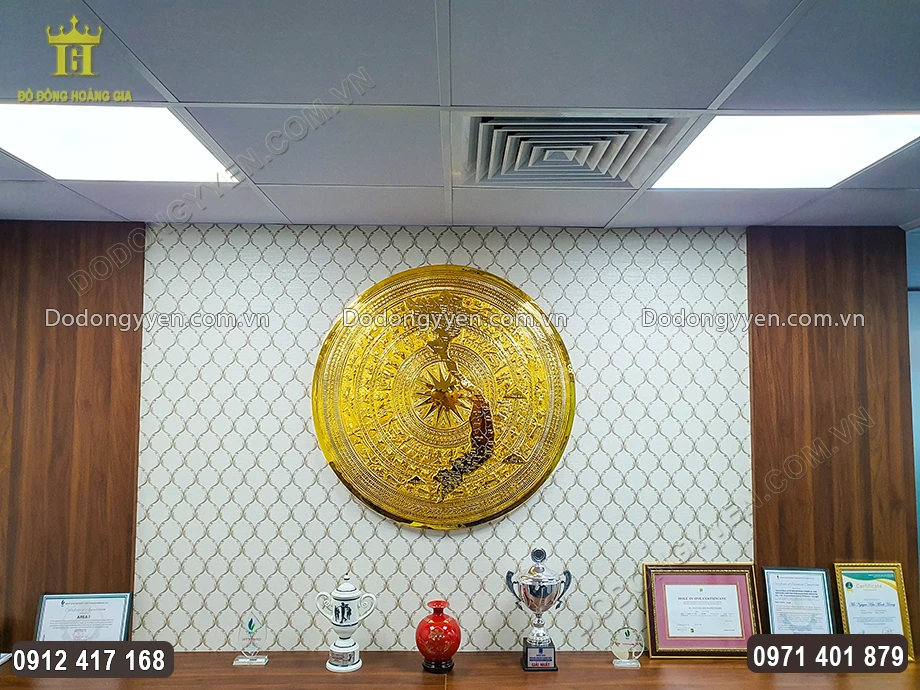 Từng họa tiết hoa văn được c&aacute;c nghệ nh&acirc;n chăm ch&uacute;t tỉ mỉ